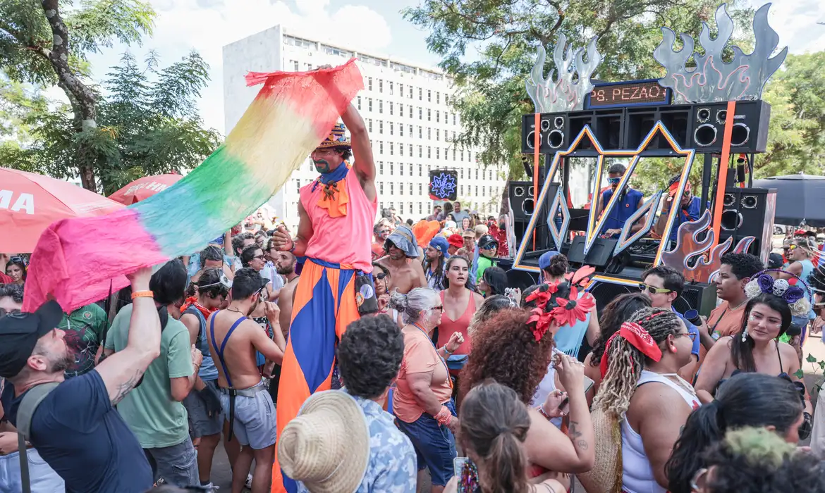 Bloco Aparelhinho celebra 15 anos de carnaval de rua em Brasília