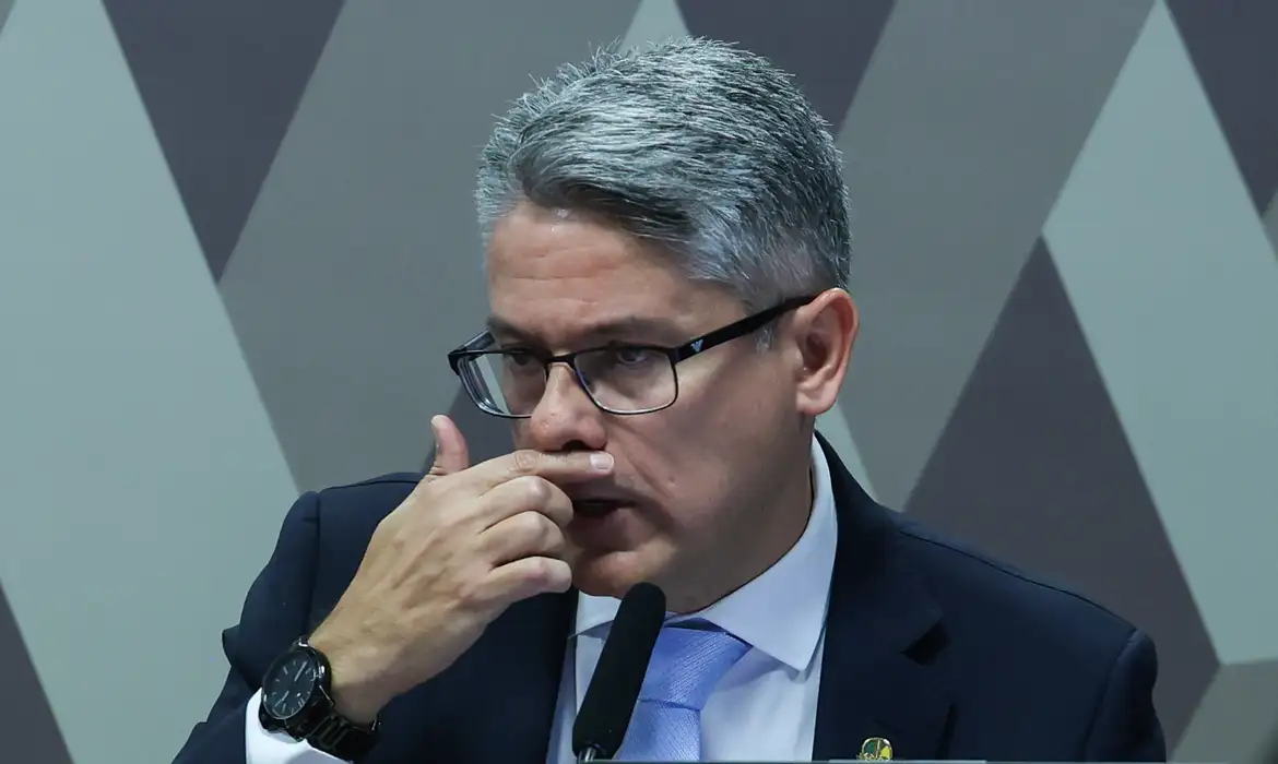 Gilmar Mendes solicita à PGR investigação contra senador Alessandro Vieira