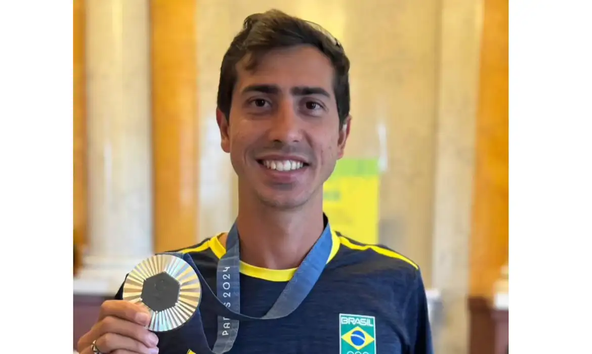 Caio Bonfim conquista prata e quebra recorde em marcha atlética na China