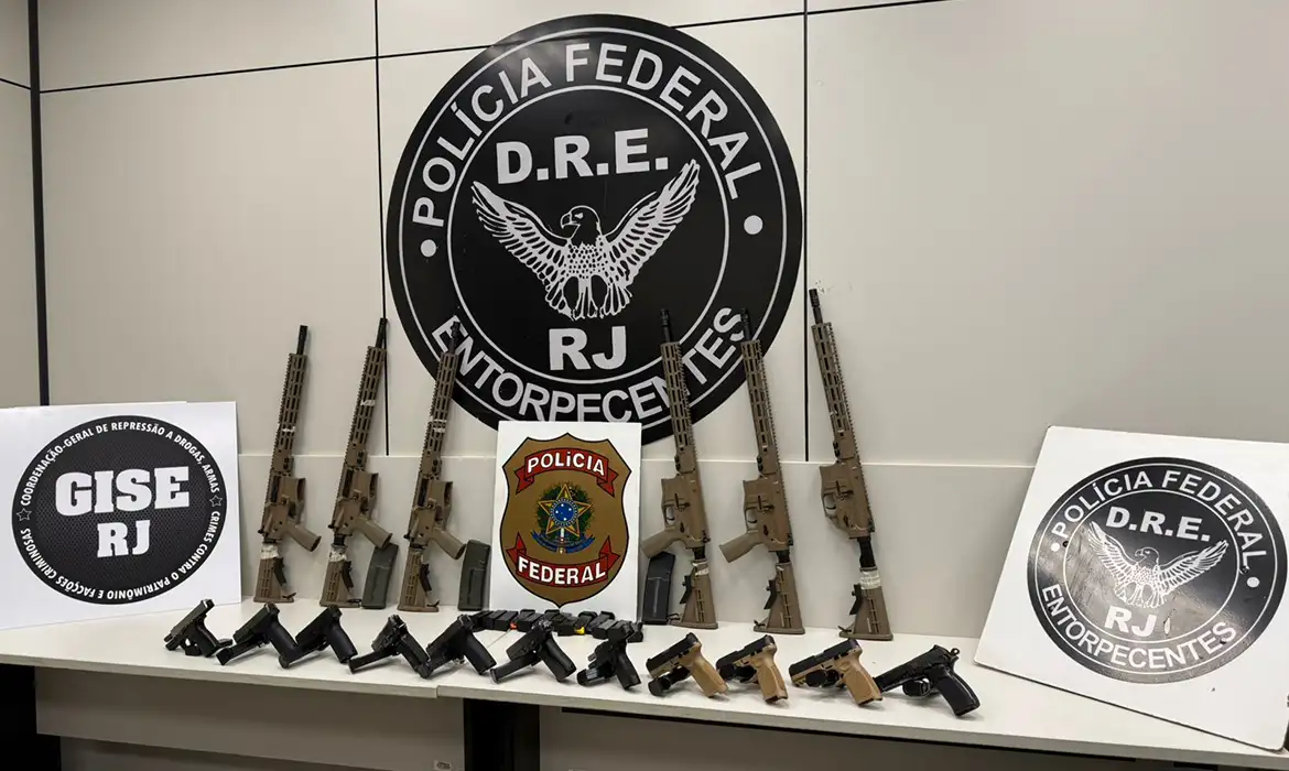 PF apreende 10 fuzis e 12 pistolas em duas ações na Via Dutra