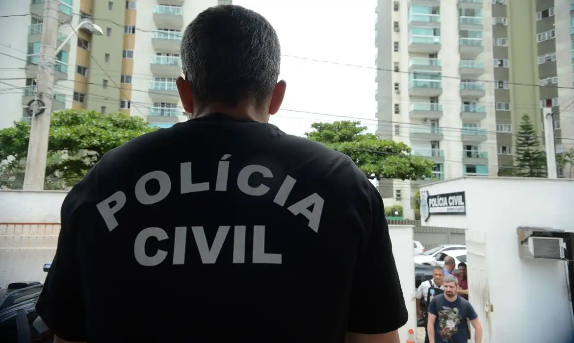 Médico e enfermeira são presos por venda ilegal de medicamentos em clínica no Rio
