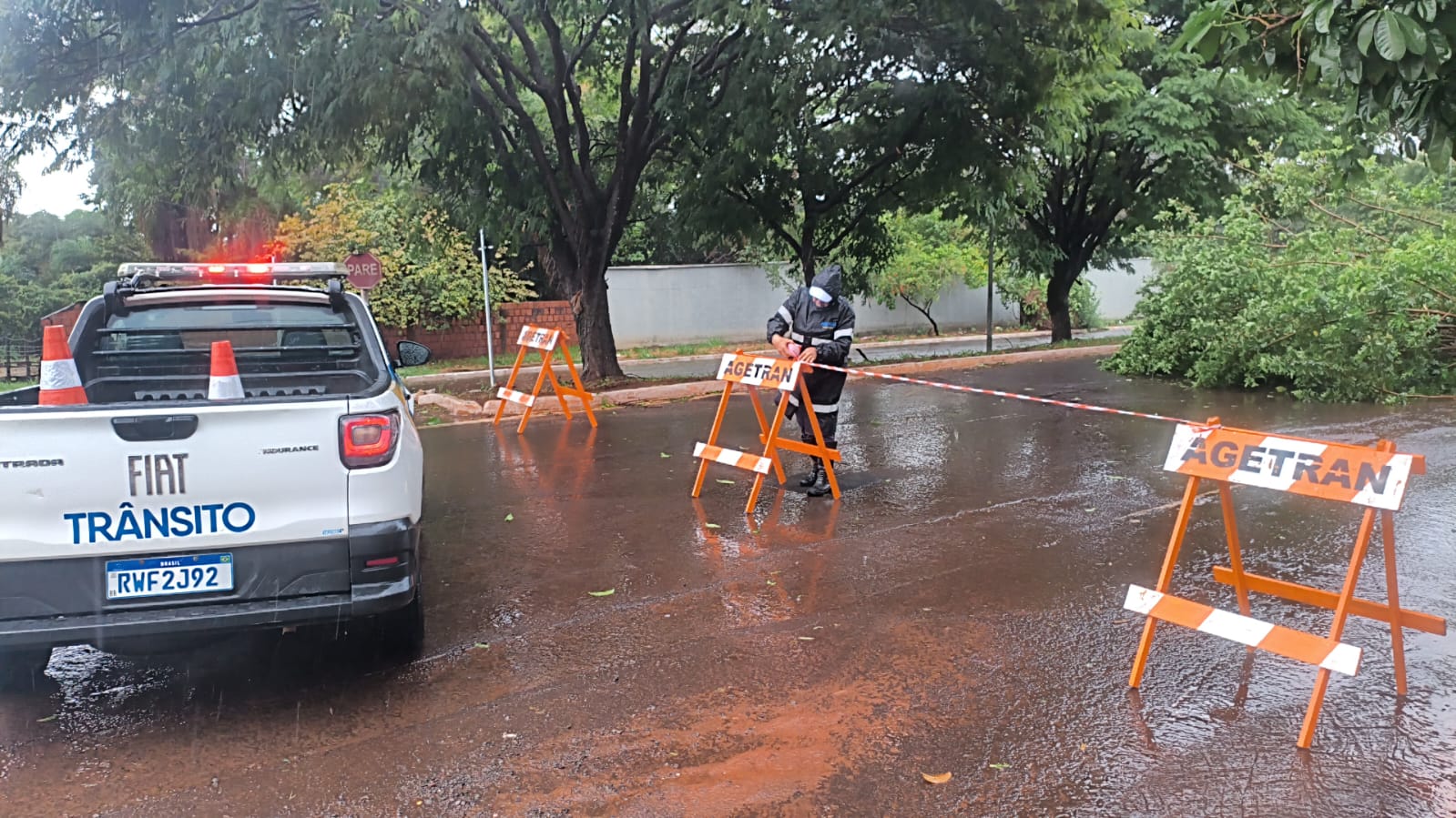 Campo Grande ativa equipes de emergência para enfrentar temporal