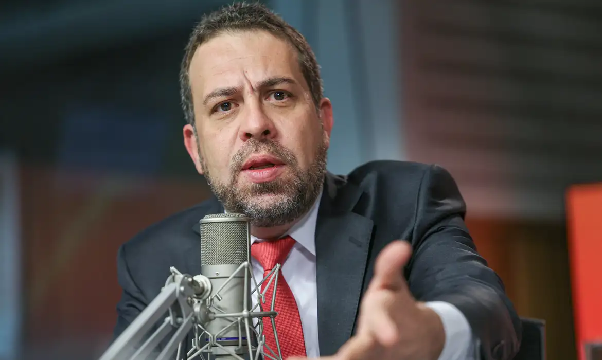 Governo negocia com caminhoneiros para evitar greve nacional do diesel