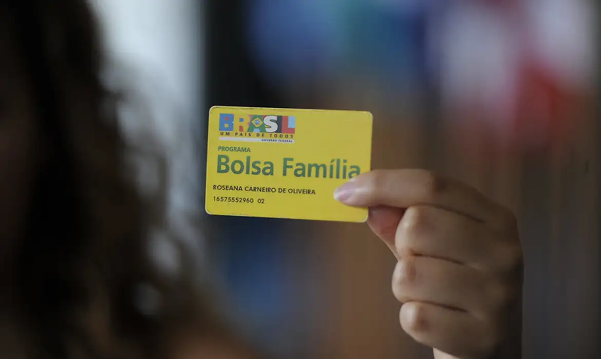Fome diminui em lares do Bolsa Família liderados por mulheres no Brasil