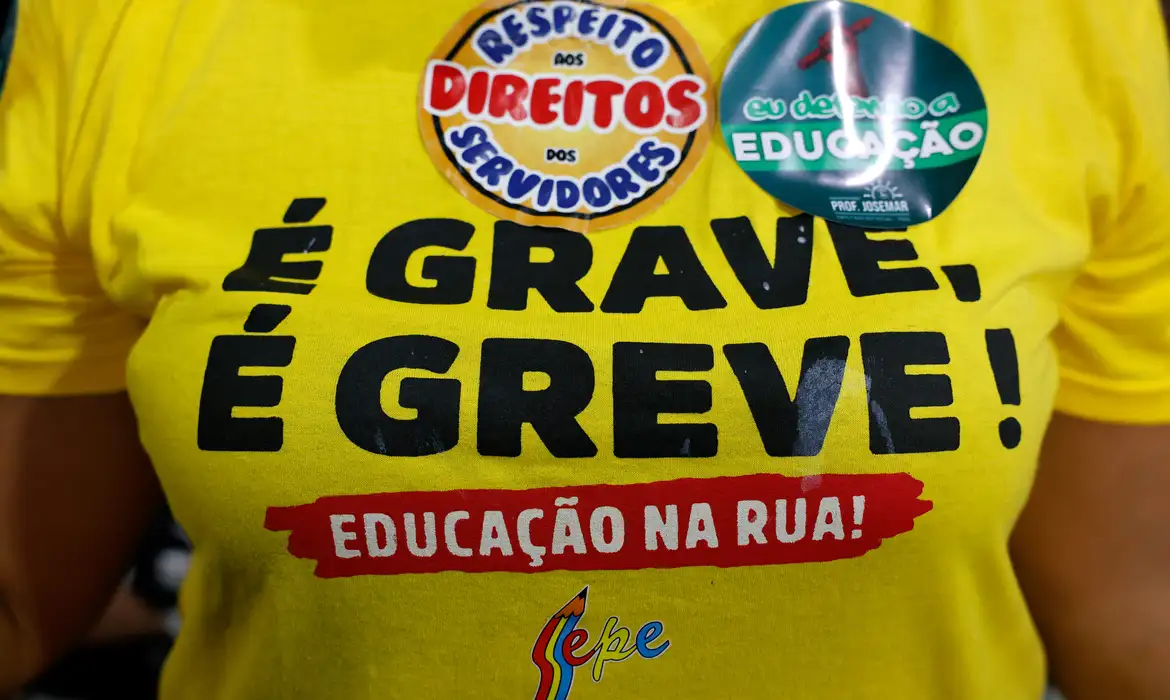 Professores do Rio de Janeiro anunciam paralisação por reajuste salarial nesta quinta