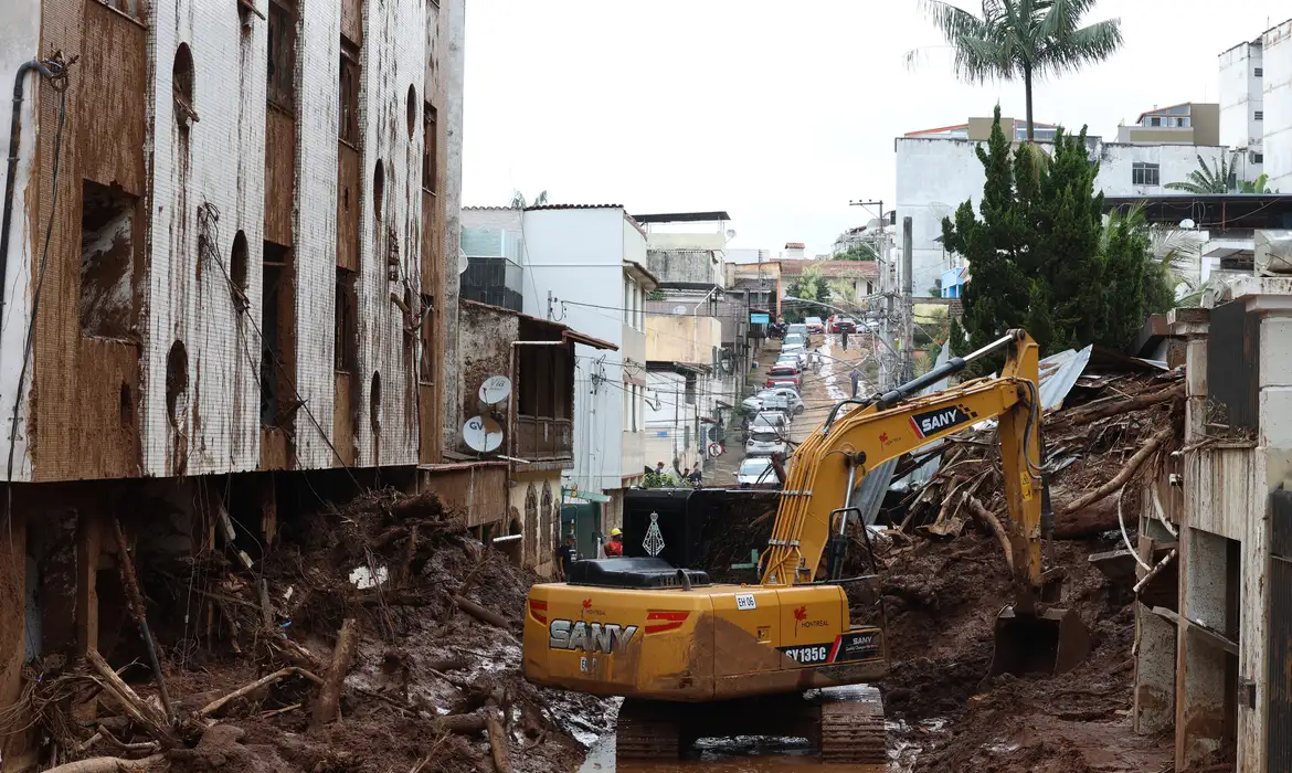 Mortes nas enchentes em Minas Gerais chegam a 66, com buscas em andamento