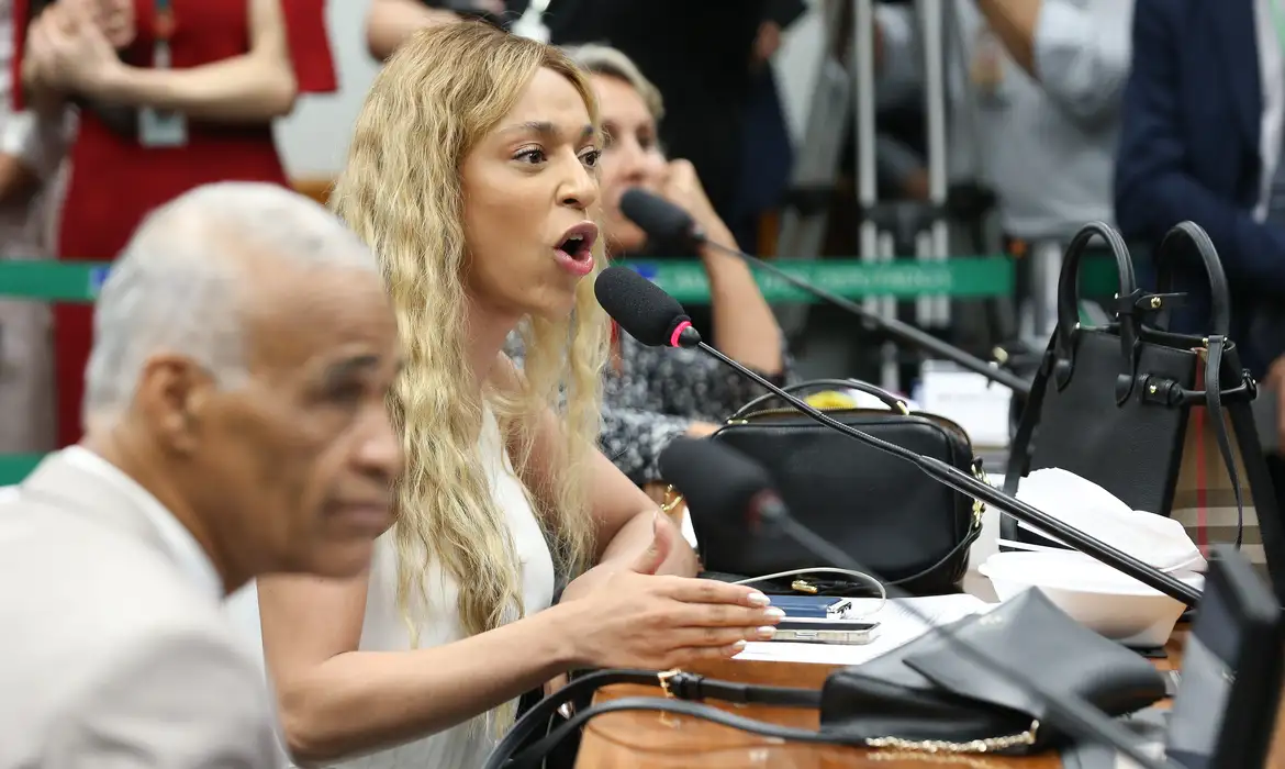 MPF processa Ratinho e SBT por discurso transfóbico contra Erika Hilton
