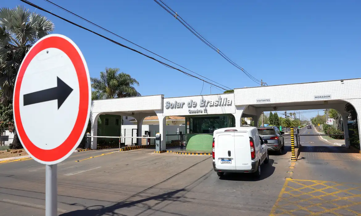 Moraes proíbe drones perto da casa de Bolsonaro em prisão domiciliar