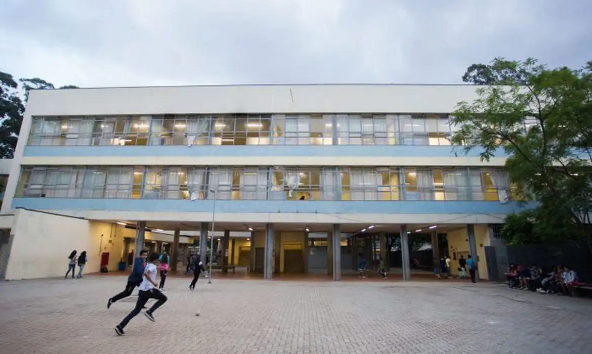 Professores de SP encerram greve e mantêm mobilização contra reforma educacional