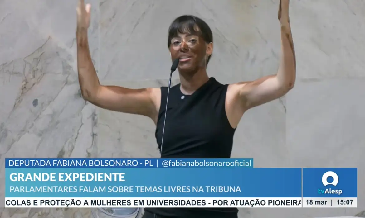Deputada do PL faz blackface na Alesp para criticar Erika Hilton