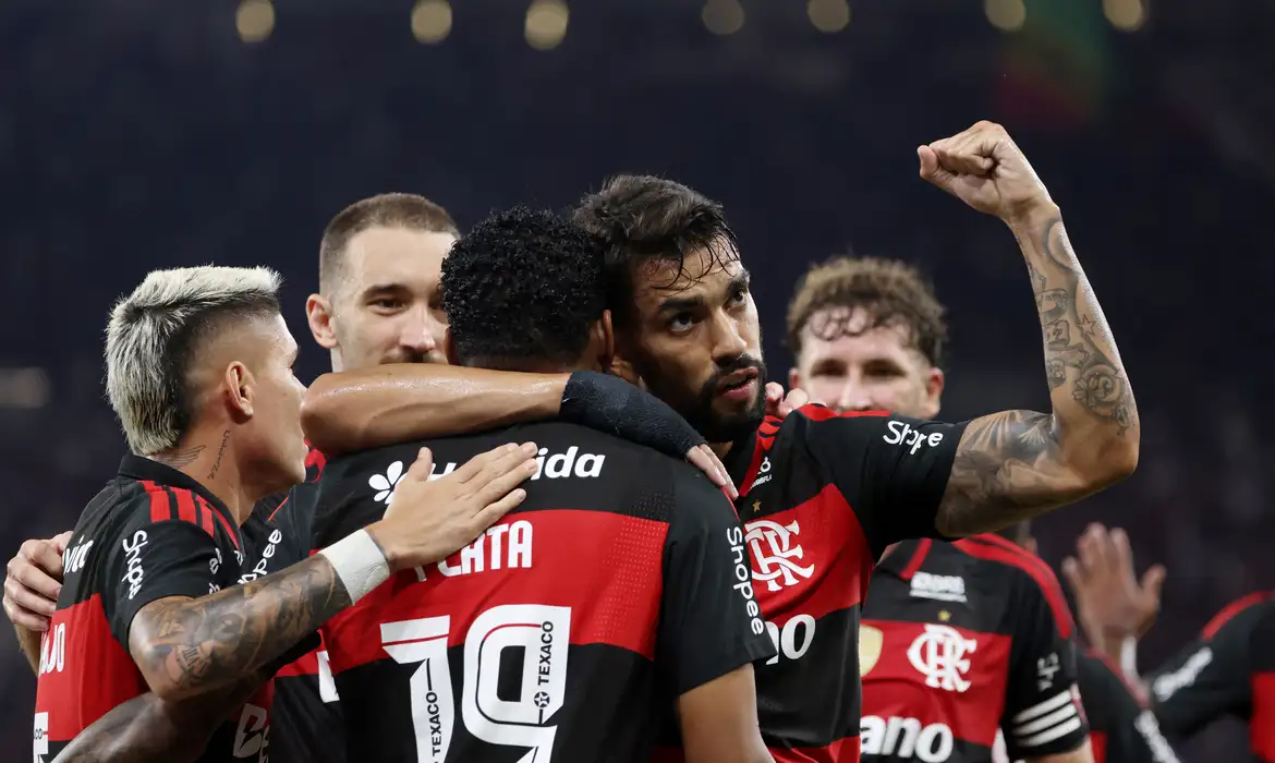 Flamengo vence Santos de virada e se aproxima do G4 no Brasileirão