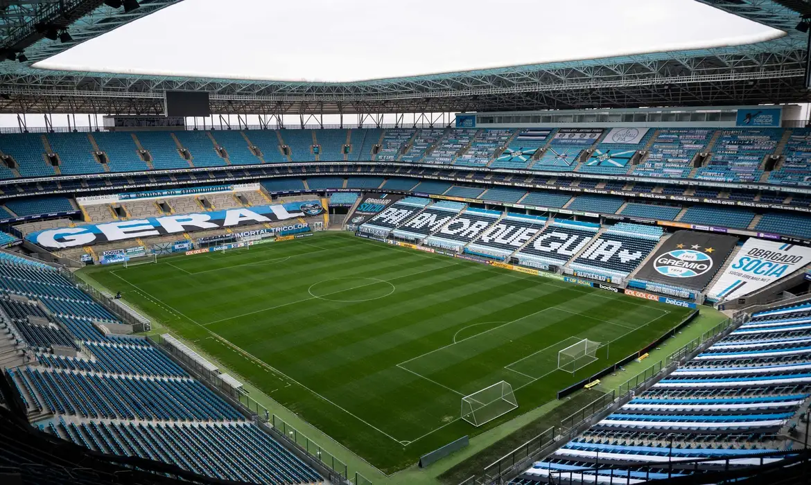Grêmio vence Inter por 3 a 0 e fica perto do título do Gauchão