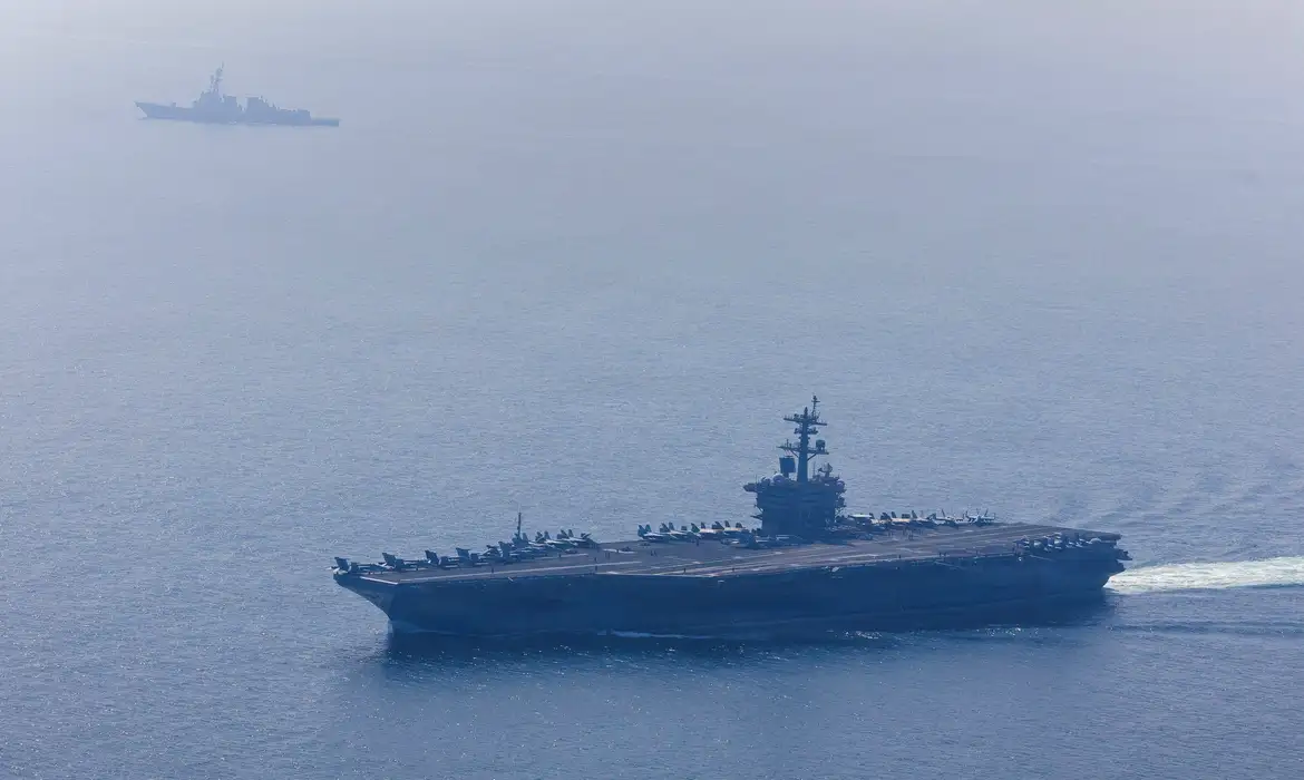 EUA negam impacto de mísseis iranianos no porta-aviões Abraham Lincoln