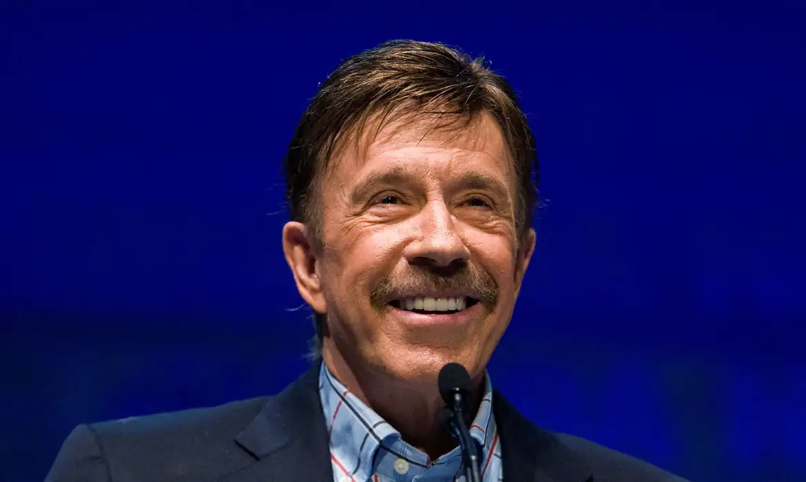 Morre Chuck Norris, ícone dos filmes de ação e dos memes, aos 86 anos