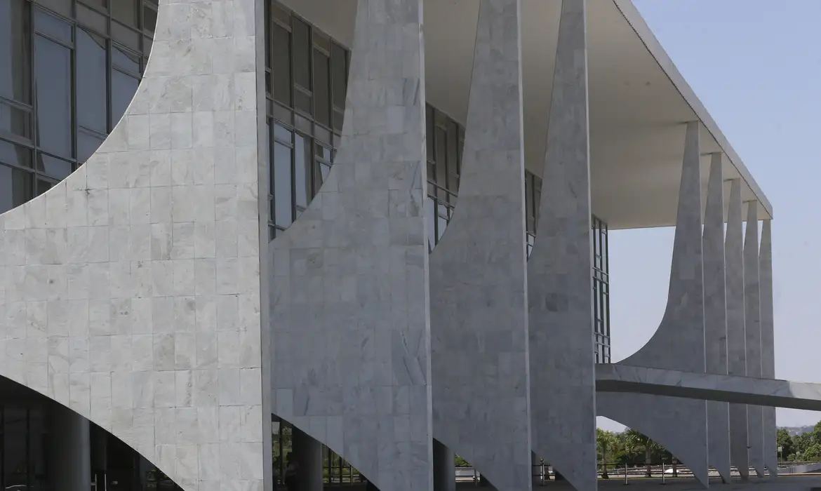 Governo amplia direitos para terceirizados com creche e jornada reduzida