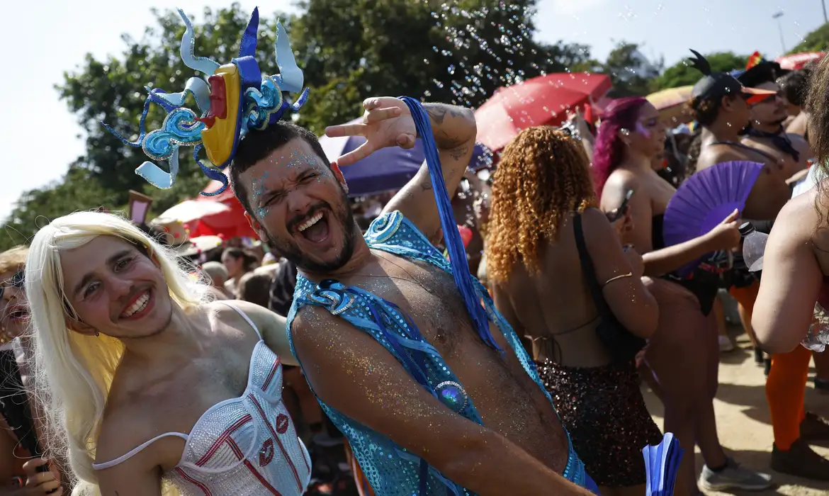 Bloco Divinas Tretas celebra diversidade e combate o assédio no carnaval do Rio