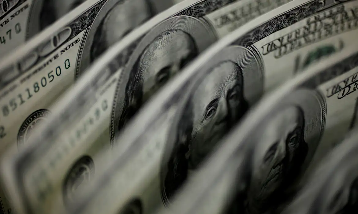 Bolsa brasileira alcança recorde com queda do dólar a R$ 5,17