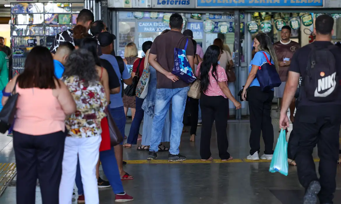 Mega-Sena acumula e prêmio principal chega a R$ 7,5 milhões