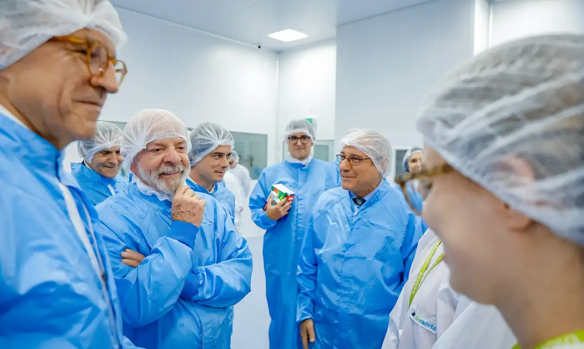 Lula visita fábrica que produz 19 milhões de itens para o SUS em Valinhos