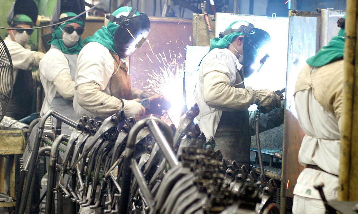 Indústria de máquinas inicia 2026 com queda nas vendas e receita