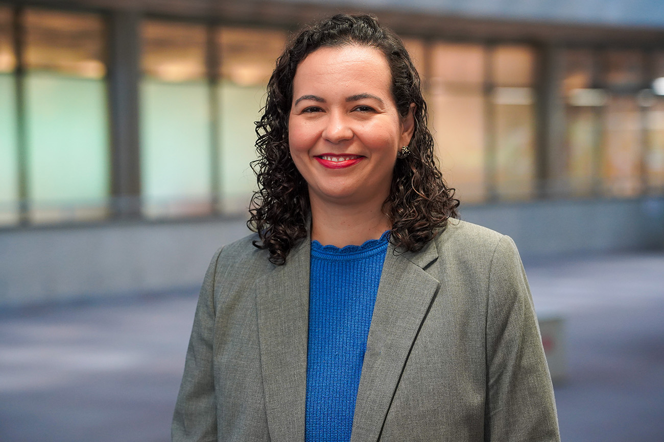 Nina Santos reflete sobre a influência de Milton Santos na era digital