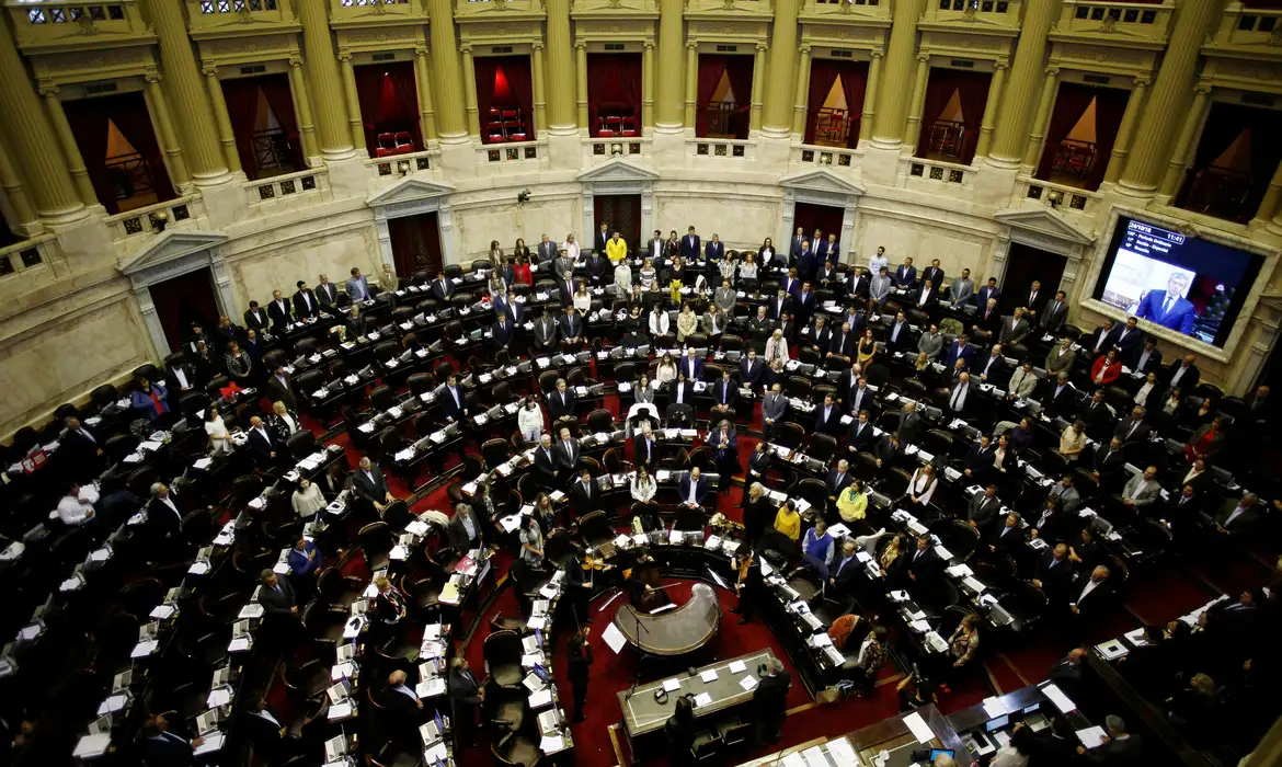 Justiça argentina suspende pontos-chave da reforma trabalhista de Milei