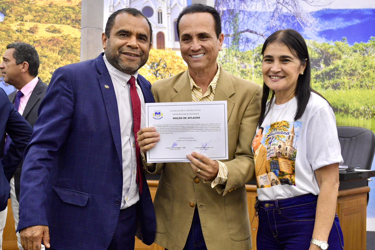 Câmara de Aquidauana homenageia professor Silas Cabral com Moção de Aplauso