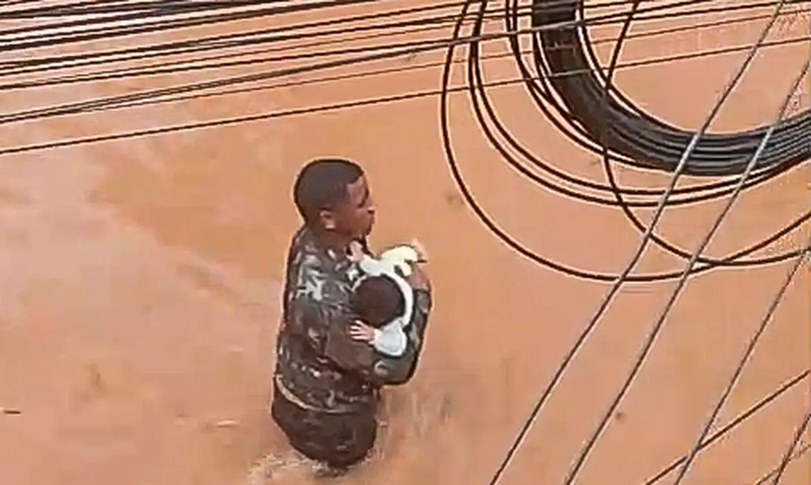 Ex-soldado salva bebê em enchente histórica em Juiz de Fora