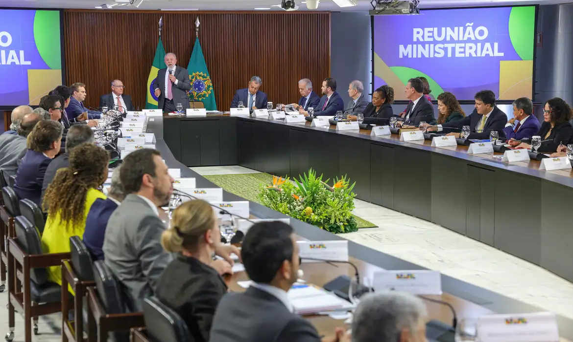 Lula confirma Alckmin como vice e critica a política como negócio