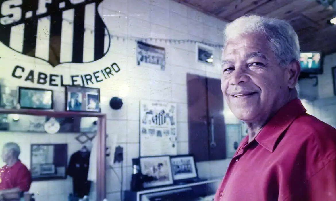 Morre João Araújo, barbeiro que criou o icônico topete de Pelé
