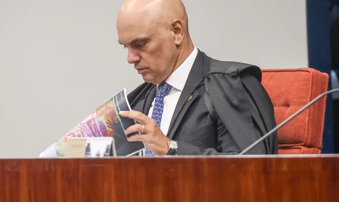 Alexandre de Moraes abre inquérito contra Flávio Bolsonaro por calúnia a Lula