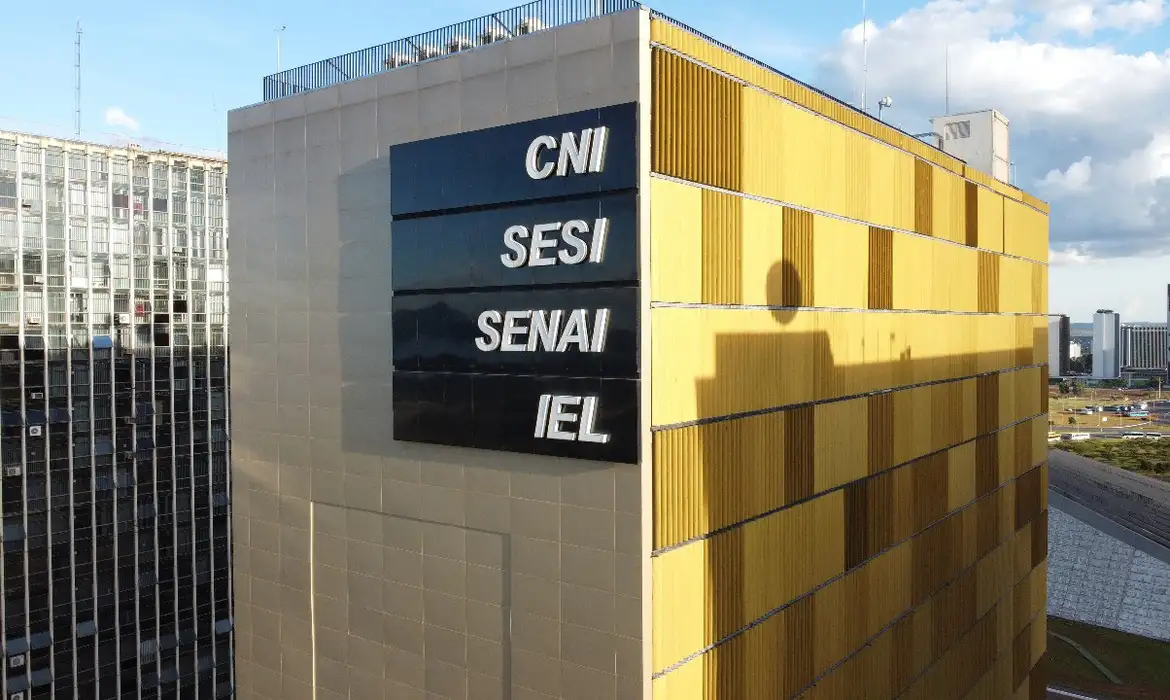Indústria cresce 4,9% em fevereiro, mas mantém queda no acumulado anual