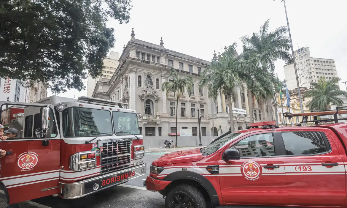 Incêndio é controlado na Faculdade de Direito da USP em São Paulo