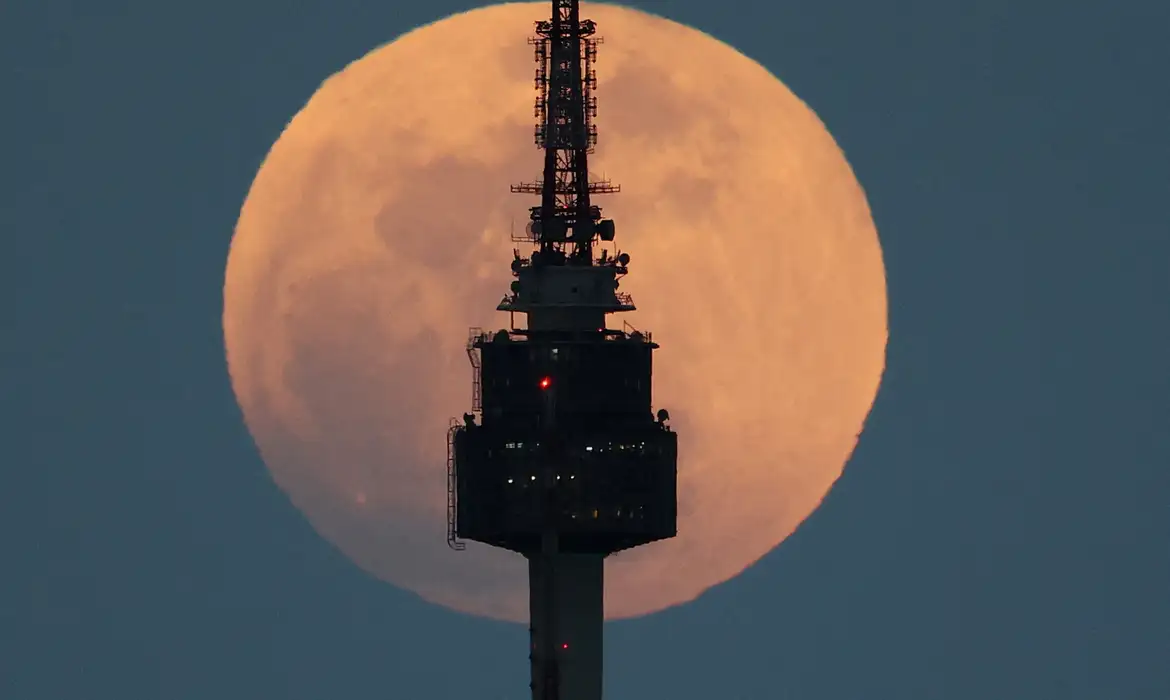 Eclipse Lunar Total: Fenômeno da Lua de Sangue na madrugada desta terça