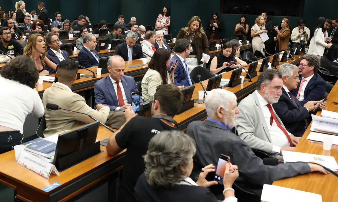Pedido de vista adia votação da PEC que acaba com escala 6x1 na Câmara