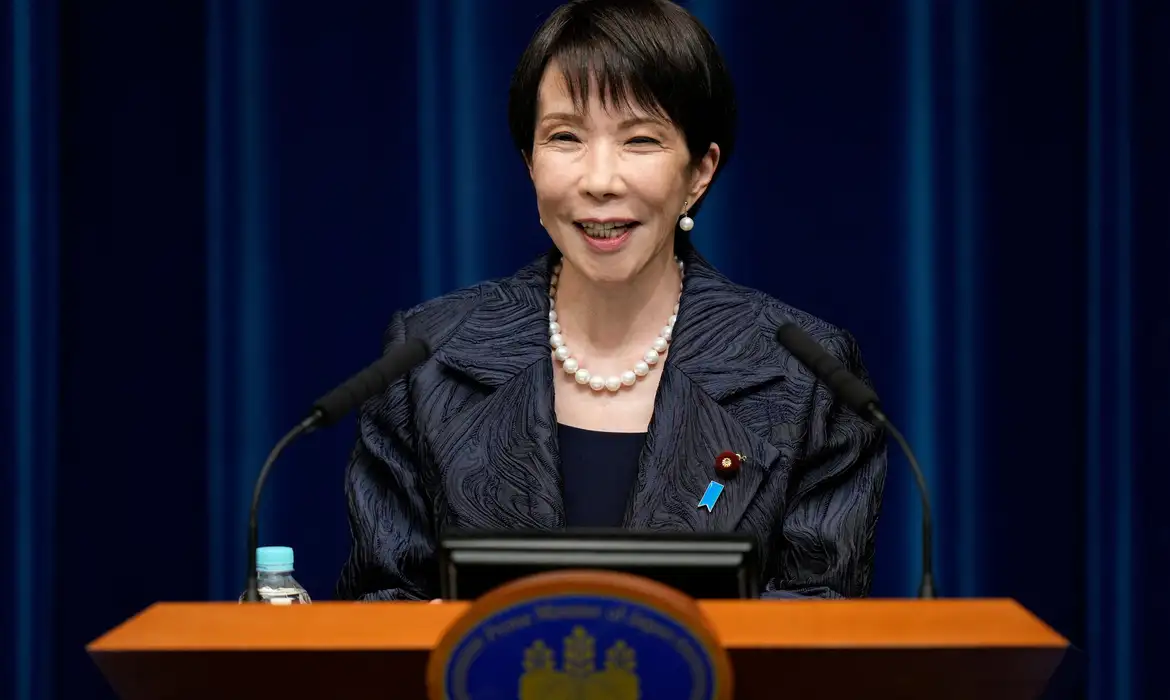 Sanae Takaichi é reeleita primeira-ministra do Japão com ampla maioria