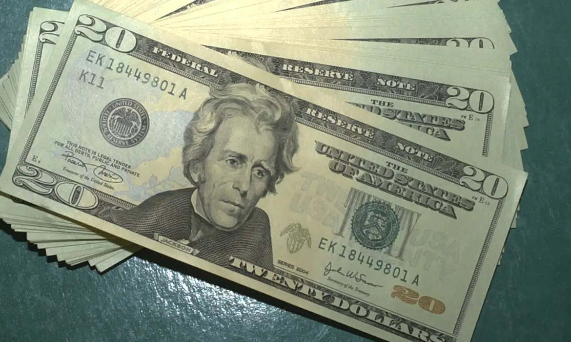 Dólar cai e bolsa sobe mesmo com tensões no Oriente Médio