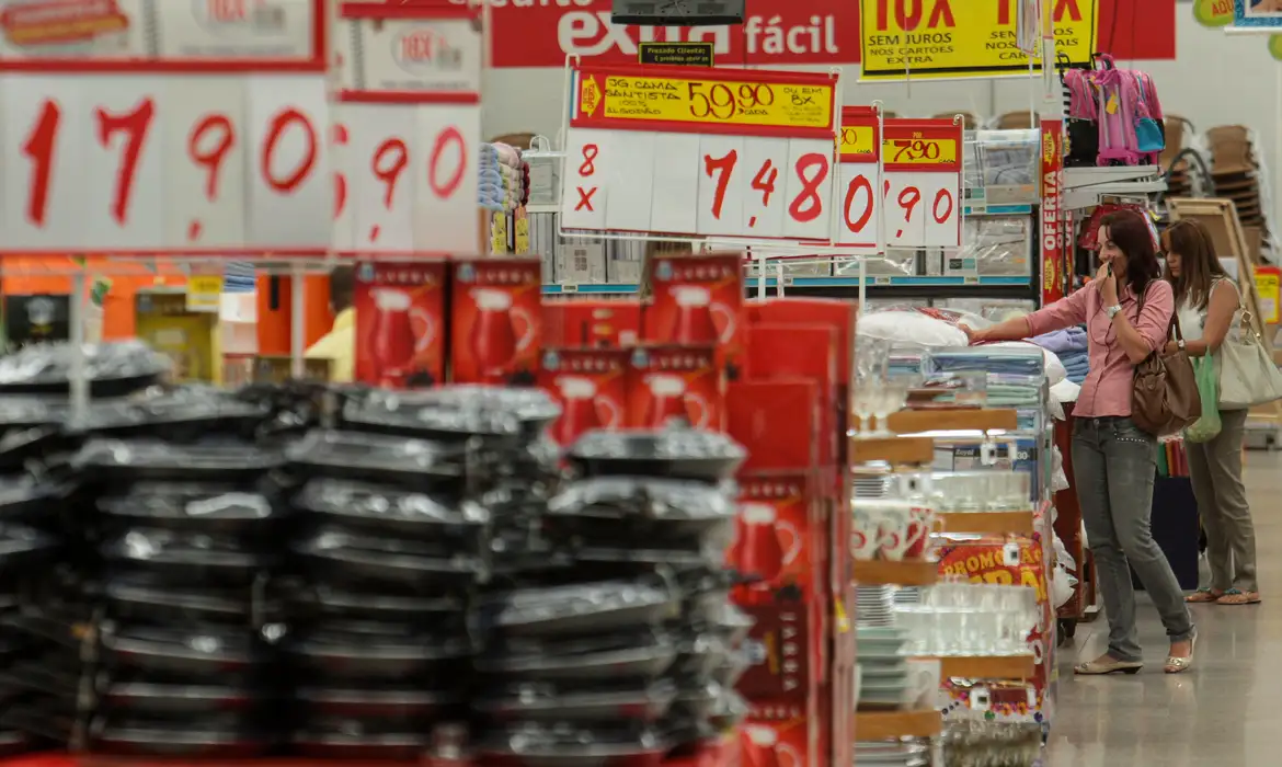 Mercado eleva projeção da inflação para 4,36% em 2026 no Brasil
