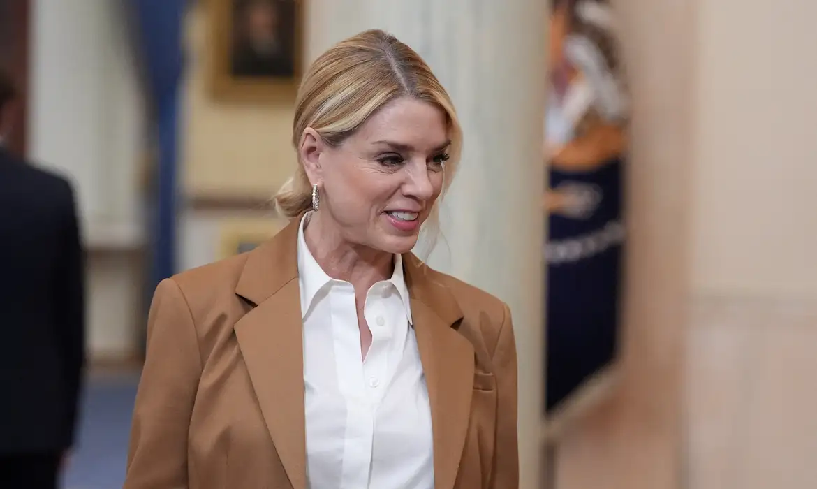 Trump demite procuradora-geral dos EUA após controvérsias com Epstein
