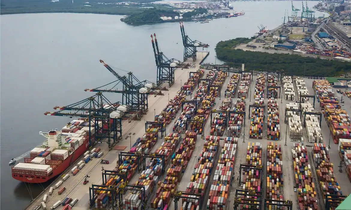 Porto de Santos prioriza navios com gasolina para evitar desabastecimento em SP