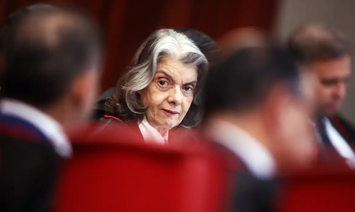 Cármen Lúcia antecipa eleição para presidência do TSE em maio