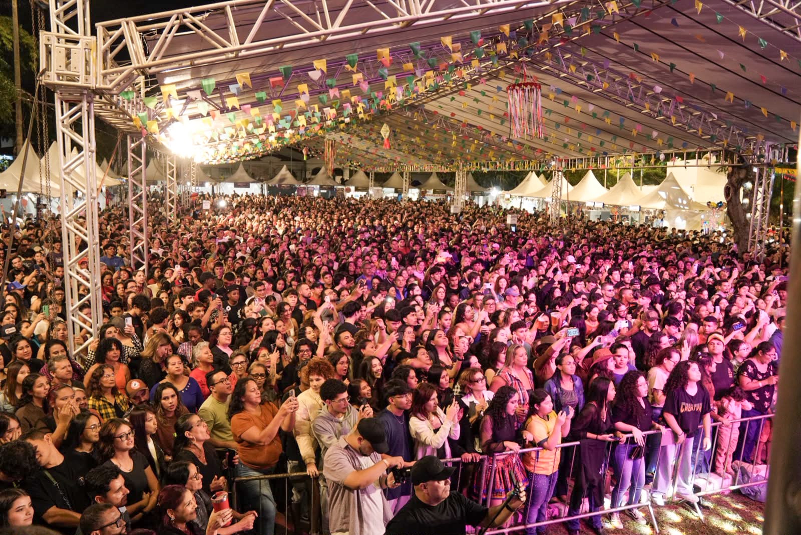 Arraial de Santo Antônio exibe jogo do Brasil em telão de LED