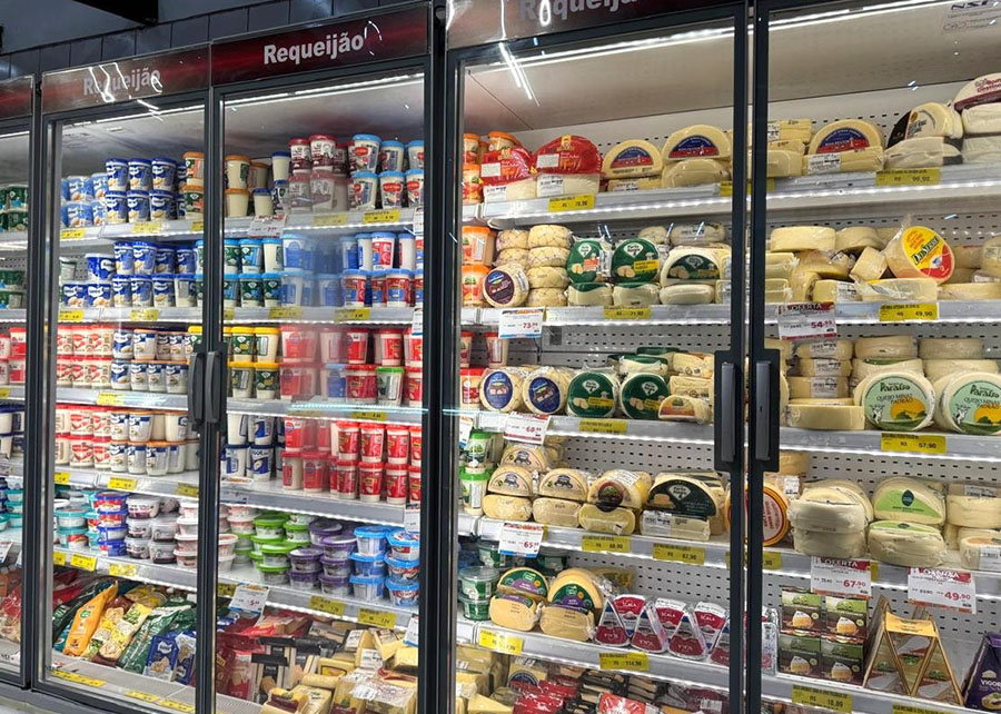 Sobreoferta de leite reduz preços no Brasil e desafia produtores em 2025