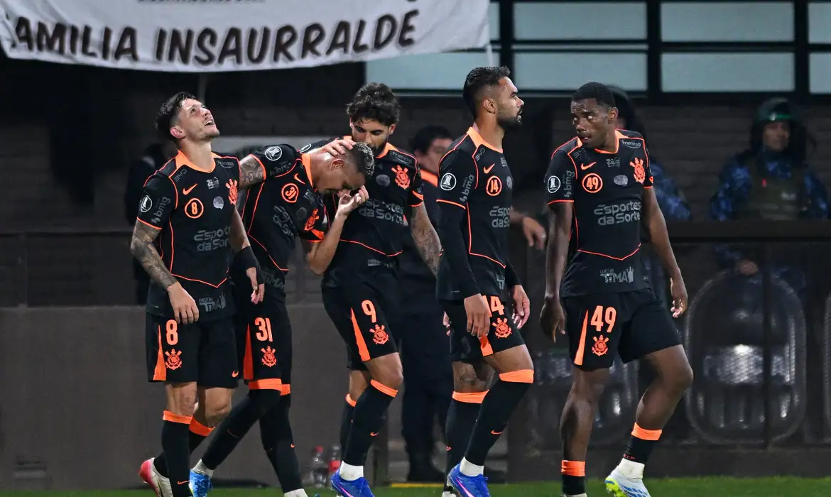 Corinthians vence Platense por 2 a 0 na estreia de Fernando Diniz na Libertadores