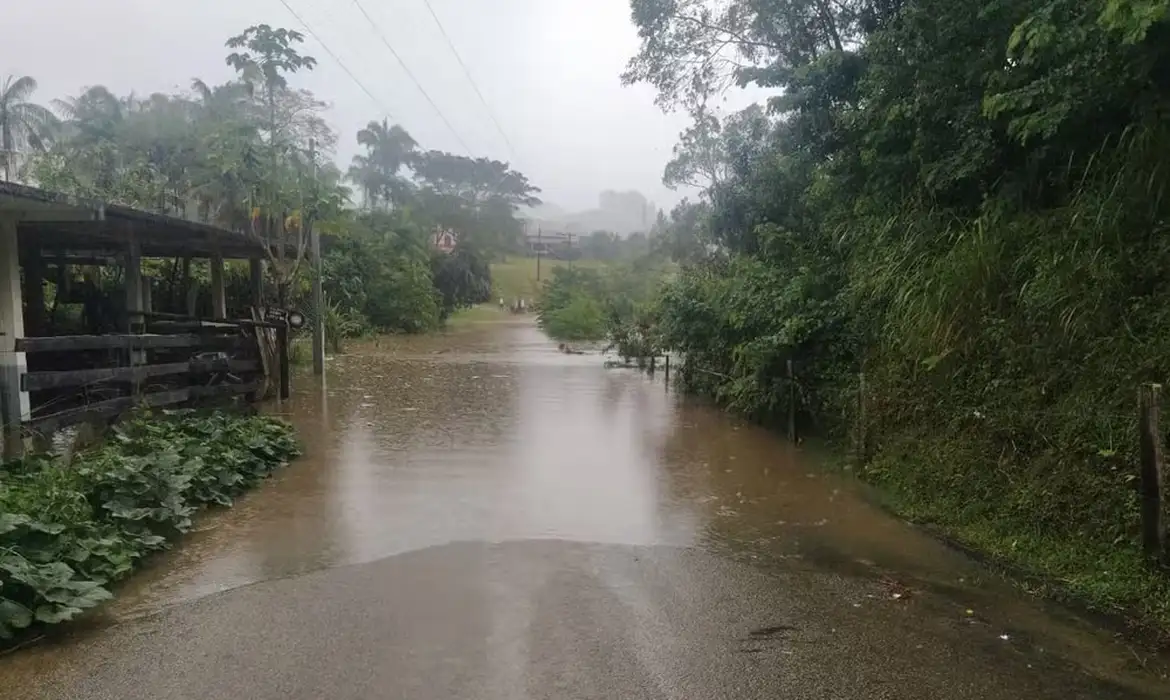 Tempestades em SP causam 19 mortes e deixam cidades em alerta