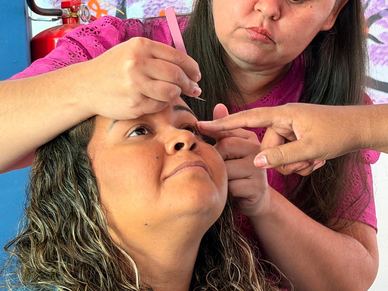 Curso Gratuito de Extensão de Cílios Capacita Jovens no Cras Vida Nova