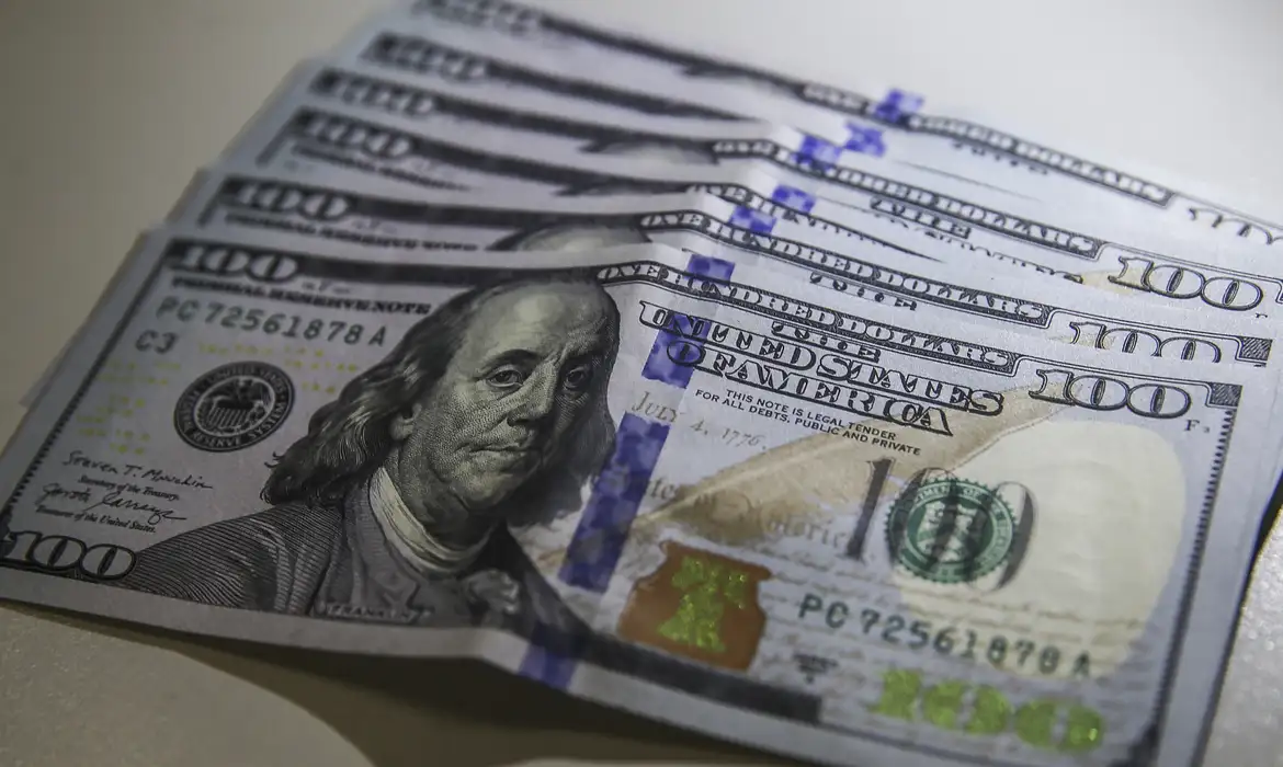 Dólar cai a patamar pré-conflito e bolsa registra leve alta