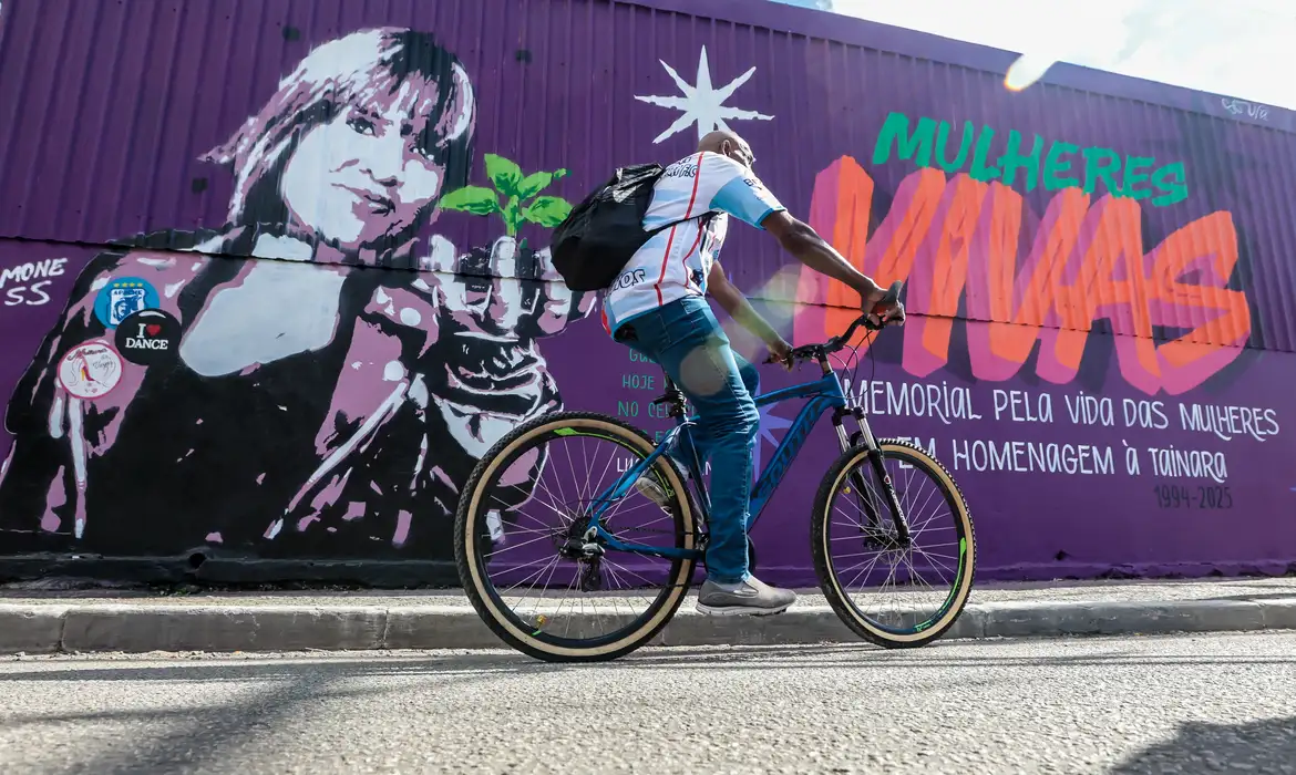 Mural em SP homenageia vítima de feminicídio e alerta contra violência