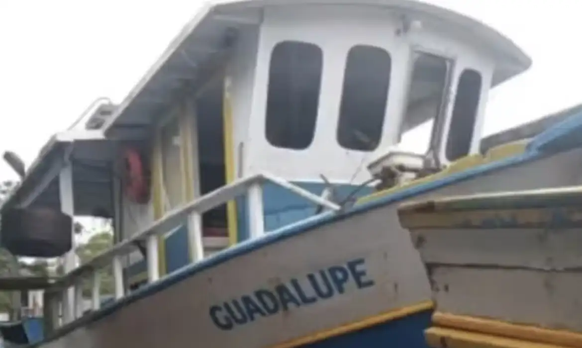 Chuvas intensas causam naufrágio e mortes em Ubatuba, SP