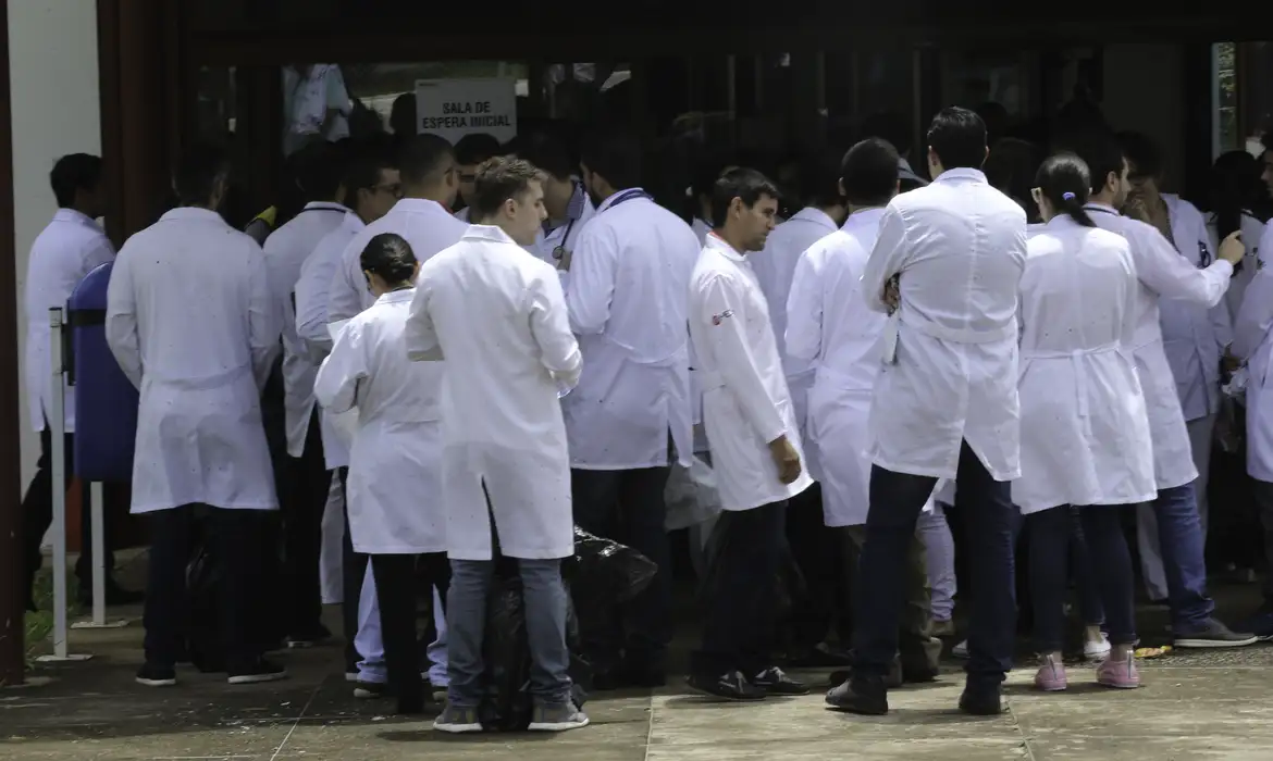Concurso para médicos em hospitais universitários ocorre neste domingo